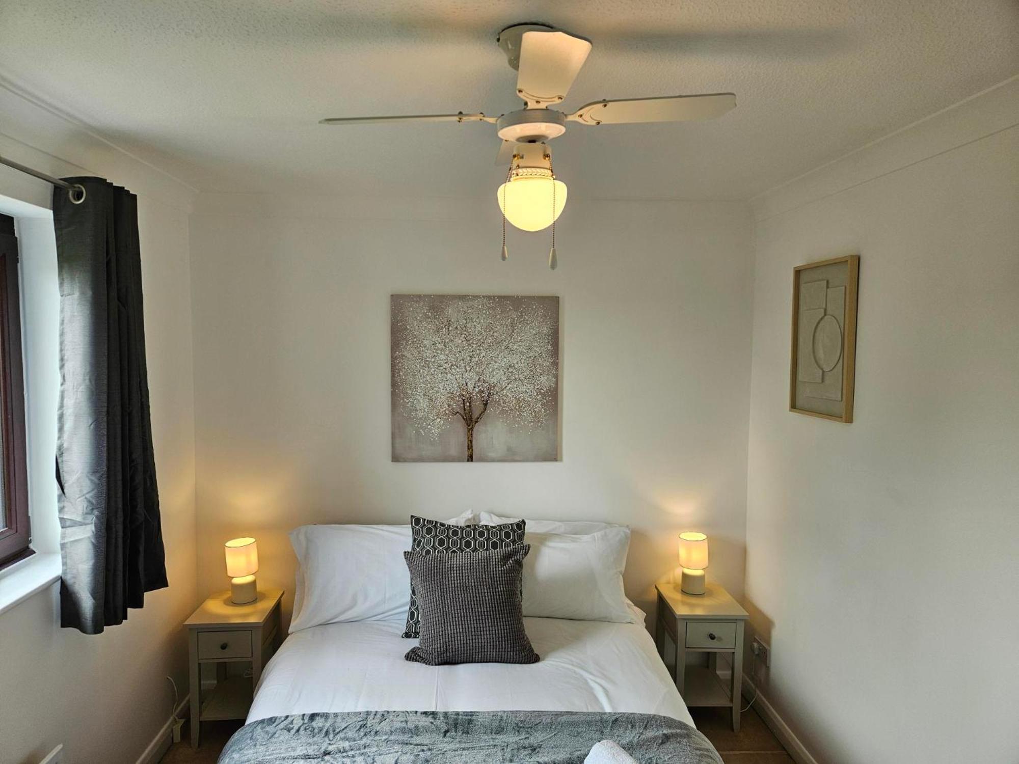 Redcot Gardens Stamford 4 Bed Contractor Familt Home With Parking Экстерьер фото