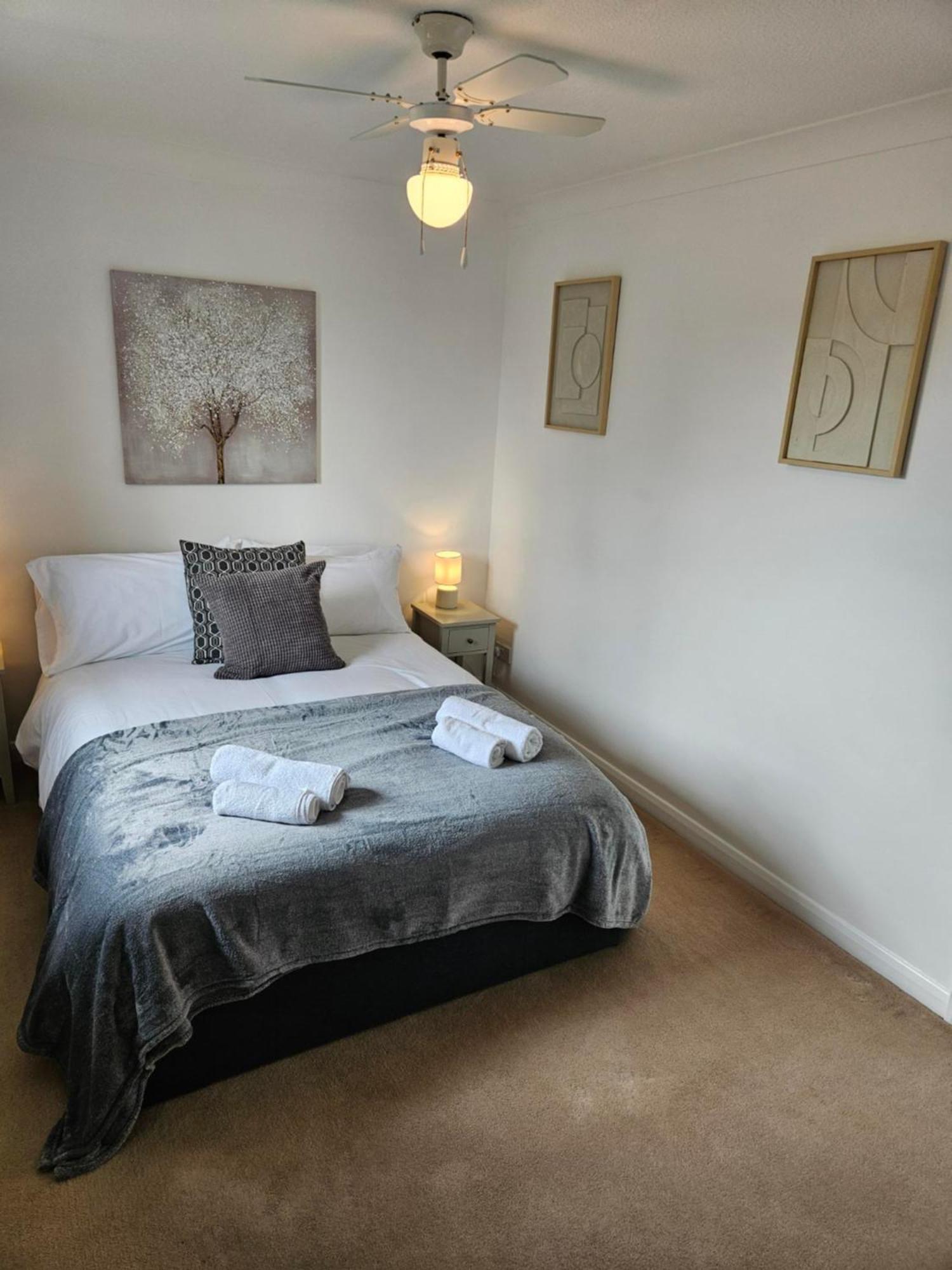 Redcot Gardens Stamford 4 Bed Contractor Familt Home With Parking Экстерьер фото