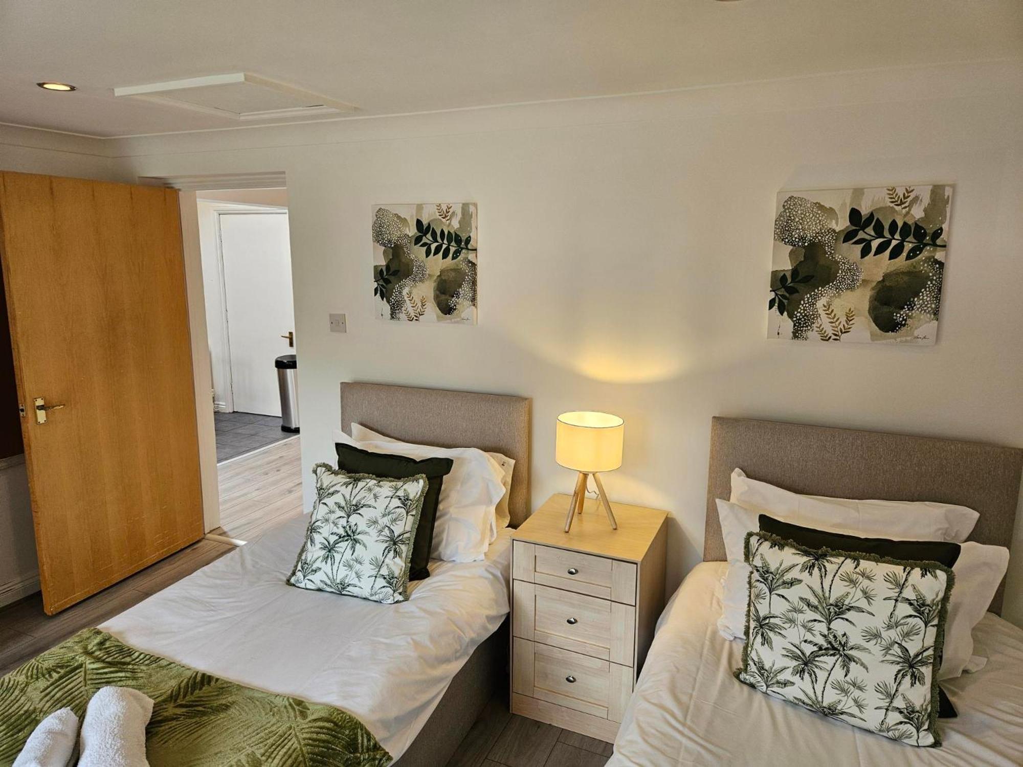 Redcot Gardens Stamford 4 Bed Contractor Familt Home With Parking Экстерьер фото