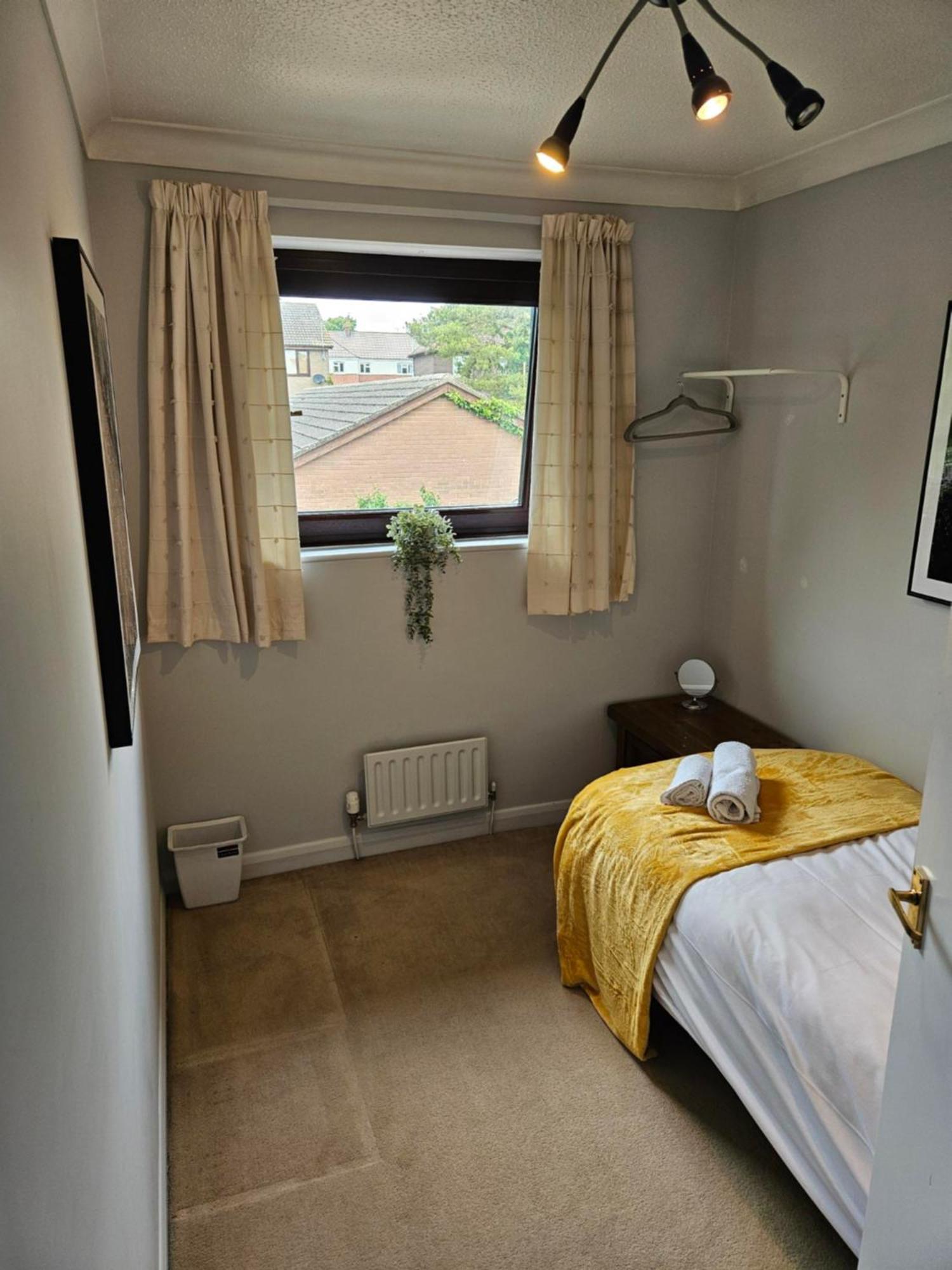 Redcot Gardens Stamford 4 Bed Contractor Familt Home With Parking Экстерьер фото